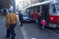 Slovák zaparkoval v Praze před dveřmi tramvaje přímo na zastávce!