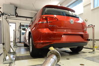 Nahlédli jsme Volkswagenu pod výfuk: Jak vypadá testování emisí?