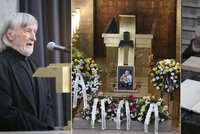 Sledovali jsme ONLINE pohřeb Jiřího Krytináře: Nad urnou mluvil Juraj Jakubisko