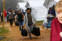 Merkelová chce přitáhnout uprchlíkům kohoutky: Sníží jim podporu