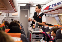 Řízek v chlebu s sebou. Travel Service ruší jídlo a pití u většiny letů