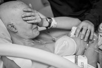 Matka s rakovinou prsu se rozplakala při kojení, její snímek obletěl svět