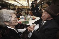 Slzy a vroucná objetí: V Severní Koreji se setkaly rozdělené rodiny