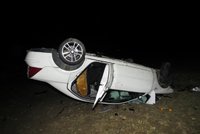 Čelní střet s protijedoucím autem: Řidička skončila na střeše
