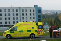 Hasiči vytáhli těžce zraněného muže ze světlíku mezi domy v Plzni: Ten pak v nemocnici zemřel