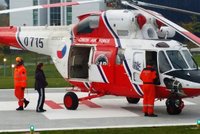 Na Plzeňsku vypadlo batole z okna: Zraněné ho do nemocnice převážel vrtulník