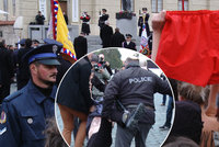 „Ať žije Havel,“ volal polonahý demonstrant na Zemana. Pak ho sebrala policie