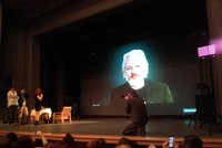 Assange v Jihlavě: Zaplavit Evropu uprchlíky asi USA nechtěly, ale hodí se to