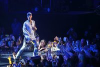 Justin Bieber ukončil koncert po první písni. Vadily mu rozvášněné fanynky v první řadě