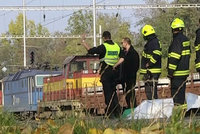 Muže srazil na Jablonecku vlak: Hasiči a záchranáři k němu museli 1,5 kilometru pěšky