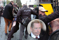 Aktivista křičící „ať žije Havel“ skončil v poutech. Chce se bránit soudně