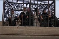 Syrská opozice čelí ruským náletům živými štíty, lidi uvěznila v klecích