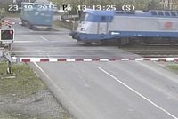 Vteřiny od další tragédie ve Studénce: Kamioňák prorazil závory těsně před projetím vlaku