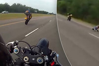 Idiot na motorce: Mladík v kraťasech postavil stroj na zadní ve 160 km/h, pak se brutálně rozsekal