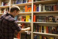 Malých knihkupectví v Česku ubývá, za knížku jsme loni zaplatili průměrně 240 Kč