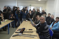 Migranti v Bělé se vyzbrojili kovovými tyčemi. Zkušeli vyrobit i meče