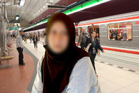 Muslimka v šátku schytala v metru drsné nadávky. Policie hledá svědky