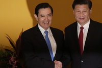 Setkání po 66 letech: Čínský a tchajwanský prezident si podali ruce na summitu v Singapuru