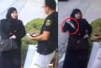 Zahalená žena si povídala se strážníkem, pak vytáhla nůž a začala bodat: Útok zachytily kamery
