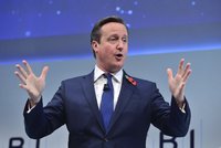 Cameron chce migrantům „osekat“ dávky a pohyb. Vadí mu i Češi