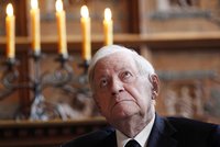 Zemřel německý exkancléř Helmut Schmidt, bylo mu 96 let