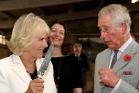 Camilla si lokla vína a vytáhla na prince Charlese nůž: Ten strachem zrudl!
