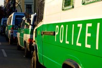 Zloděj v Německu se v noci vloupal do domu: Vzal s sebou devítiletého syna