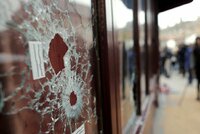 Francie soudí muže, kteří pomáhali teroristům. Při útoku v Paříži zabili 130 lidí