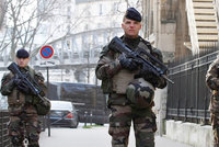 Paříž v obležení: Ulice hlídají vojáci se samopaly a ozbrojení policisté