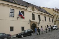 Strach z teroristů dohnal i Prahu. Vláda nepustí lidi do paláce českých premiérů