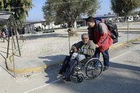 Syn tlačí tátu na vozíku do Evropy: V Sýrii nám vraždí lidi před očima