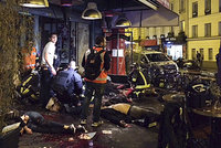 Za pařížský masakr padlo deváté obvinění. Přímý účastník útoků ale stále uniká