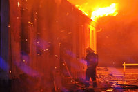 Požár v bytovém domě: Tři obyvatelé skončili v nemocnicích