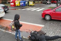 Pomáhat a chránit v praxi: Policista se kvůli chlapečkovi ponořil do kanálu