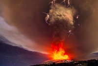 Exploze, mraky popela a vulkanické blesky: Etna po dvou letech soptila