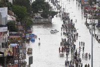 Indické úřady šetří smrt při záplavách, banky zvažují pomoc