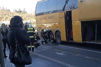 Hořel autobus Student Agency: Ze zadního kola šlehaly plameny