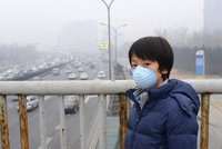 Čínské školáky zavřel ve třídách smog. Peking je pod dusivou poklicí