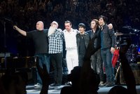 Rockeři se vrací do Paříže. Dokončí koncert, při kterém zaútočili teroristé