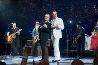 U2 a Eagles of Death Metal rozezpívali Paříž! Hudebníci se vrátili na místo činu