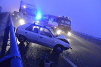 Noční mráz sevřel Česko: Silnice nablýskalo náledí a řidiči bourají