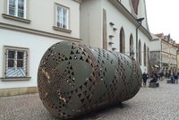 Zvláštní úkaz v centru Prahy. Na náměstí stojí cisterna se stoly a židlemi