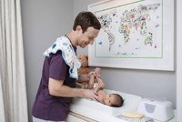 Zuckerberg jako milující táta: Sdílel fotku, jak přebaluje dcerku