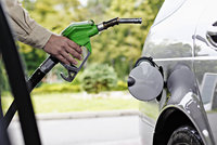 Benzin a nafta zlevňují: Kde natankujete nejlevněji?