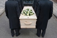 Polovina pohřebáků stále šidí pozůstalé: „Natahují“ truchlícím ceny