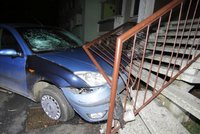 Smrt za volantem na Nymbursku: Taxikář naboural do hřbitovní zdi