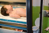 Servírka odrodila dítě na toaletě: Matka ho druhý den odkopla