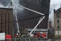 Obří požár mlýna v Krnsku: 5 vyhořelých pater, 14 jednotek hasičů v akci, 7 milionů škody