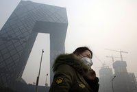 Čínu sužuje smog. Stovky továren stojí, studenti se učí přes internet