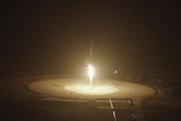 „Dnes tvoříme dějiny.“ Soukromá raketa Falcon 9 po startu sama přistála